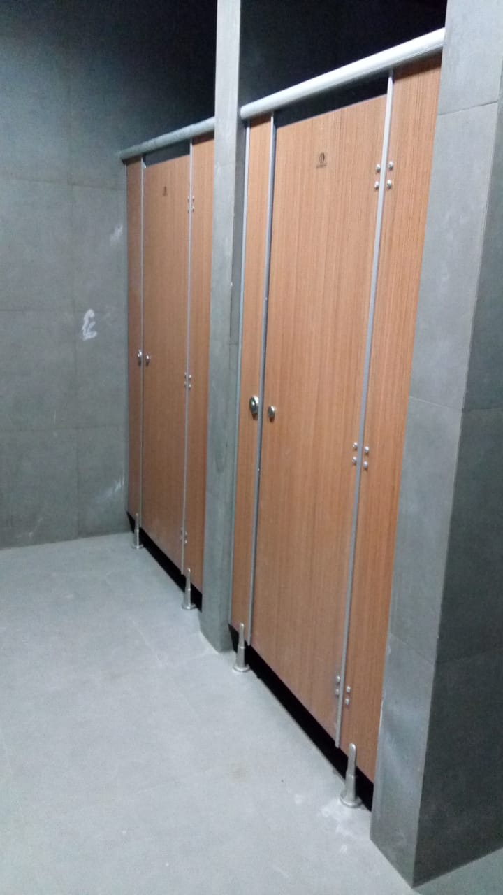 Cubicle Toilet Premium Woodgrain Tokas Teak di PT AROMA KOPIKRIM INDONESIA Sayung Demak